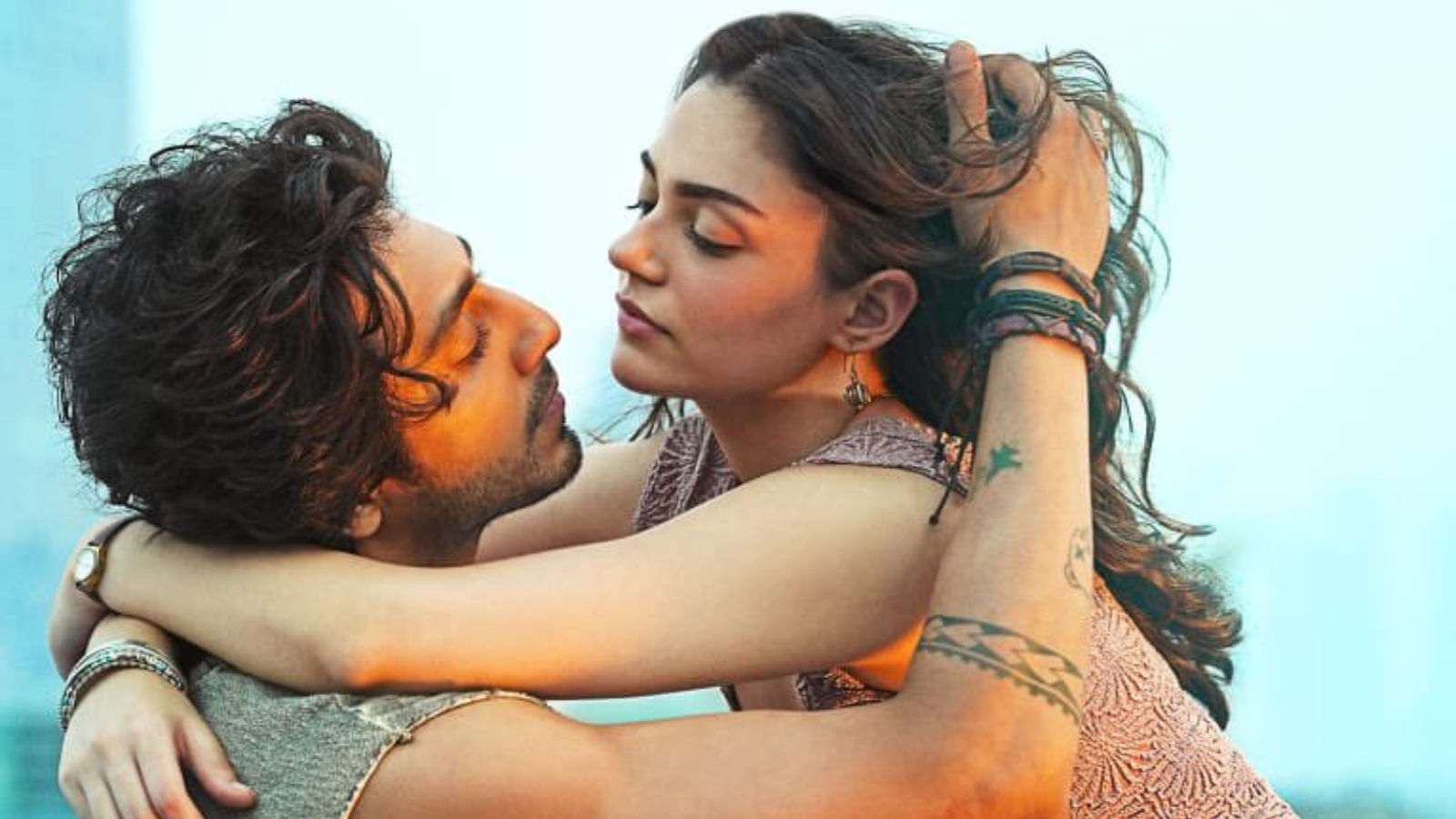 Saiyaara Box Office पर तहलका मचा दिया! आहान पांडे और अनीत पड्डा के डेब्यू फिल्म ने Day 1 पर 21.25 करोड़ कमाए। मोहित सूरी की यह लव स्टोरी दिलों को छू गई।