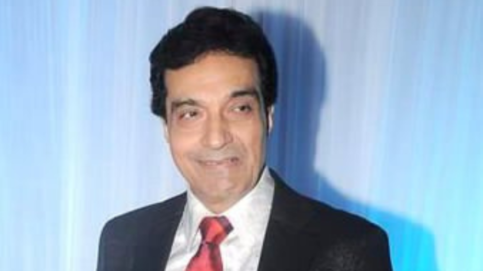 Dheeraj kumar, बॉलीवुड और टीवी के दिग्गज अभिनेता-निर्माता, का 79 साल की उम्र में निमोनिया से निधन।