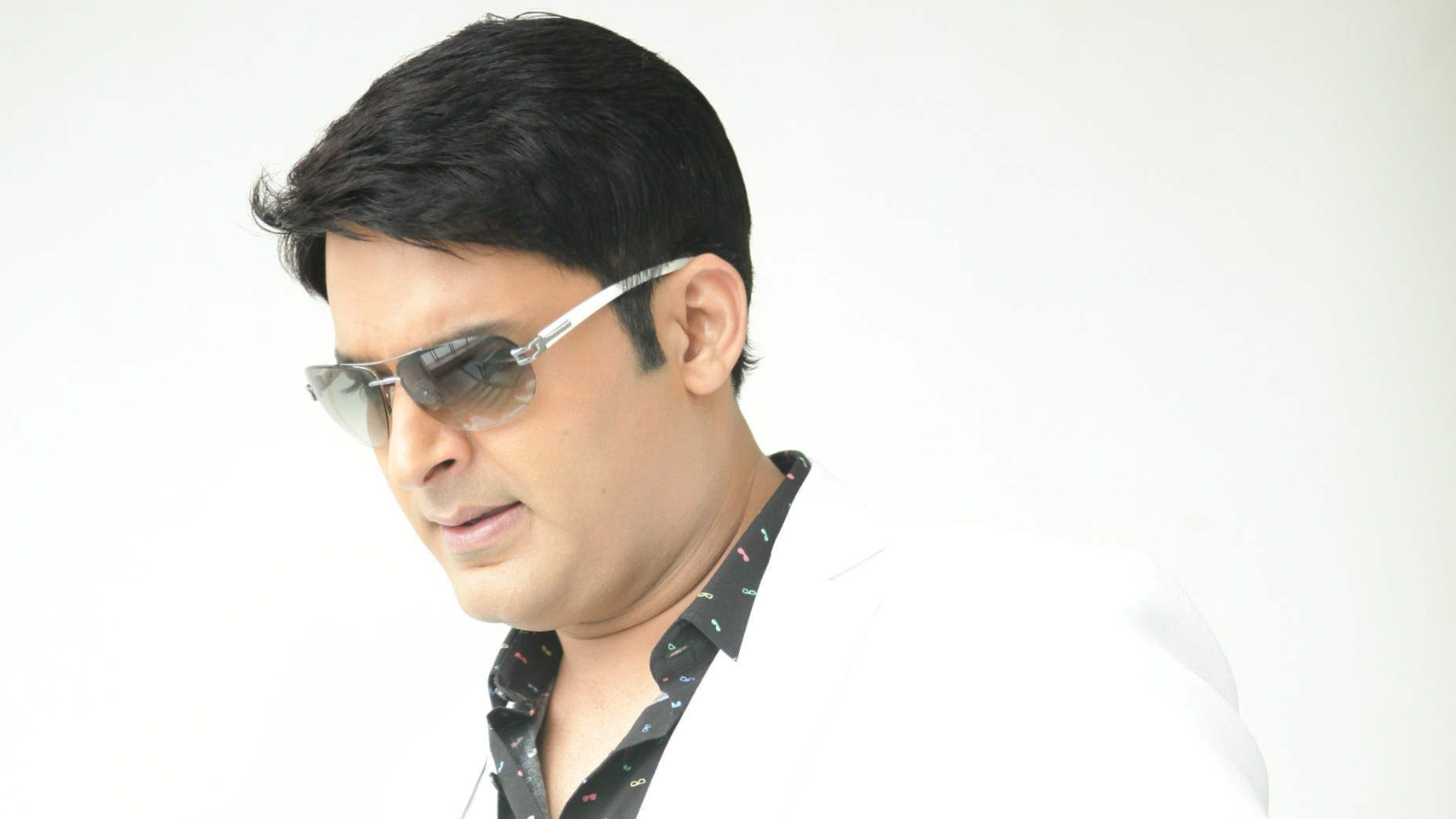 Kapil Sharma के नए कैनेडियन Café ‘Kap’s Café’ पर हुई फायरिंग से मचा बवाल। जानिए पूरी घटना की वजह, पुलिस की कार्रवाई और Kapil Sharma की चुप्पी पर सवाल।