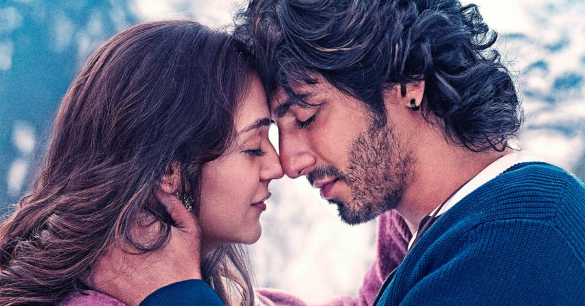 Saiyaara movie review : Saiyaara में दिखाया गया एक रोमांटिक दृश्य, जहां नायक और नायिका बर्फीली वादियों में एक-दूसरे के करीब नजर आ रहे हैं।