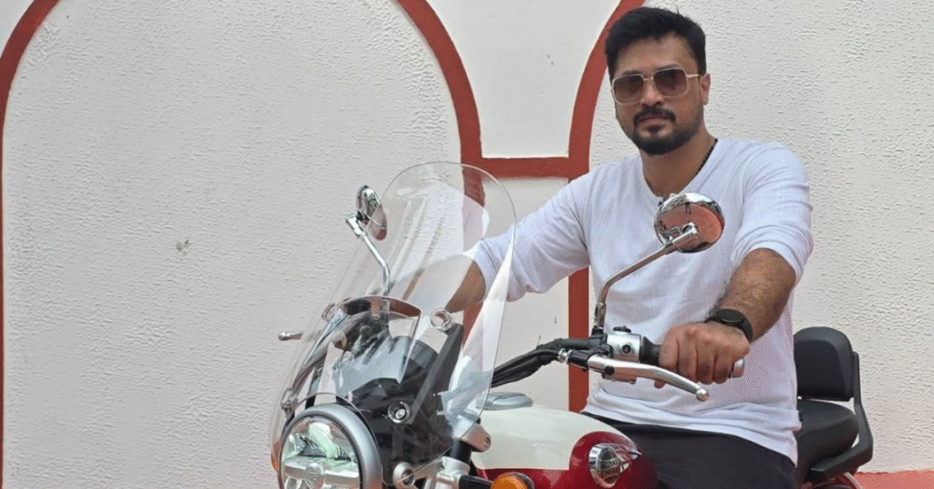 कन्नड़ अभिनेता Santhosh Balaraj, बाइक पर स्टाइलिश अंदाज़ में। यही वो मुस्कान थी जिसे सिनेमा ने हमेशा के लिए खो दिया।